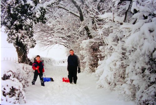 Mes  fils dans le chemin enneigé à coté de ma maison ( hiver 1999)