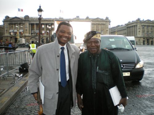 LePrésident de l'ABRA Mr ZOUNON Wassi en compagnie du Président  du conseil des Béninois de France ( CBF) , Mr Jean-Charles AHOMADEGBE lors de la fête nationale Française le 14 juillet 2010 aux Champs-Elysées à PARIS