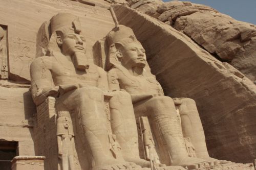 Ramsès II tronant à Abou Simbel