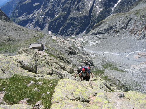 Déjà nous dépassons le refuge du Glacier Blanc pour aller prendre pied sur le glacier 