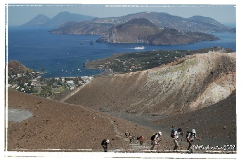 Depuis le sommet du Vulcano, une vue sur Lipari et Salina en tout arrière plan