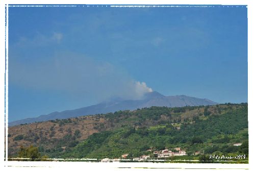 Avant les Eoliennes, c\'est la Sicile et l\'Etna, en éruption lors de notre passage !!!