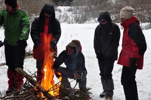 Crépitements de joie autour d'un feu bien cerné