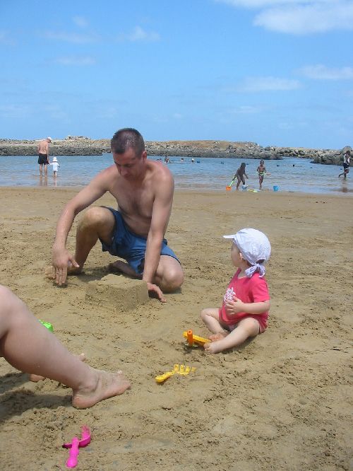 qui s\'amuse le plus à faire des chateaux de sable?!