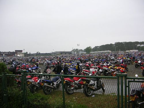 Parking motos au Mans pour le grand prix de France