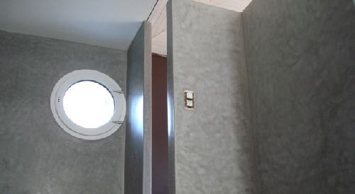 salle de bain tadelakt oxyde noir et blanc de titane. 
