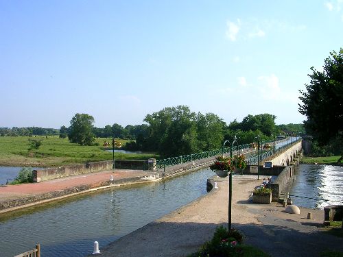   Dernière vue du canal suspendu au dessus de la Loire 