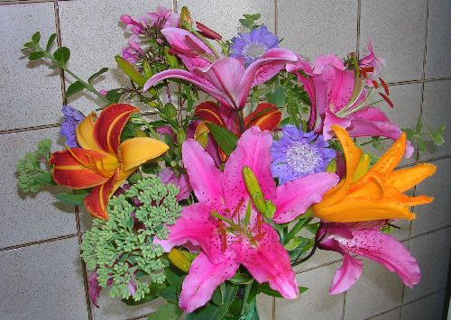 Bouquet de fleurs de mon jardin: Lys, hémérocalles, sedums, scabieuses, flox...
