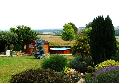 Chez moi en juin : la lavande à droite ou je photographie les papillons