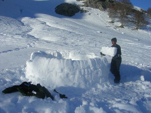 Début de la construction d\'un Igloo 4/5 places