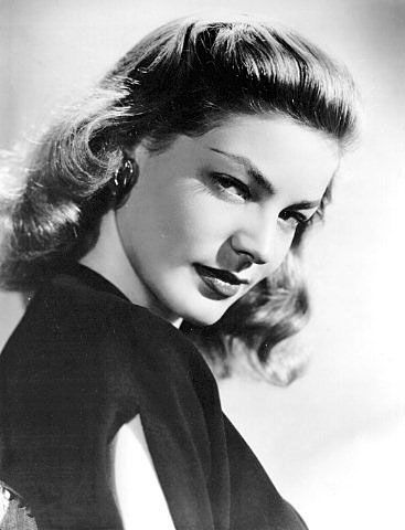 Elle aurait pu jouer dans des films d\'épouvante. Lauren Bacall hypnotisa Bogart qui se maria avec elle après avoir eu l\'angoisse dans un certain port !