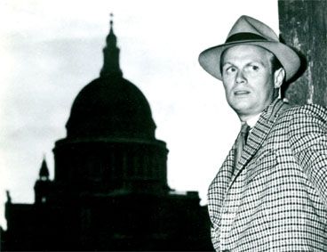 Richard Widmark parcourt la ville en échappant aux policiers et gangsters qui le chassent, c\'est Night and the City (Les forbans de la nuit) (1950) et réalisé par Jules Dassin, bientôt aussi traqué avec une autre chasse !