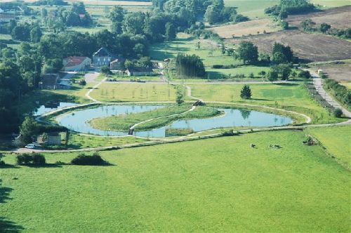 Le choix des pierres dans la carrière de Jaumont a eu lieu par une après-midi épouvantable de pluie d’un jour de mai, Accompagné des deux sculpteurs « locaux », Toun et Sylvain Divo, ainsi que d’Eric Michel, le directeur général des services de l’Arc Mose