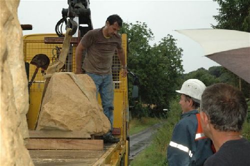 Vendredi 18 juillet 2008, les pierres arrivent au Moulin de Buding, sur ce site magnifique de « ma chère vallée de la Canner » et… il pleut…, Sylvain est là pour m’aider. Trempé jusqu’aux os mais heureux de découvrir les blocs. Il dirigera de main de maît