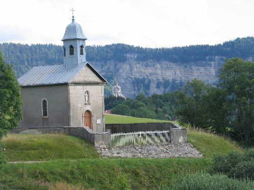 Chapelle Sainte-Anne  avec en arriere plan, la roche fauconniere
