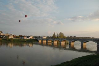 le pont avec ses montgolfières