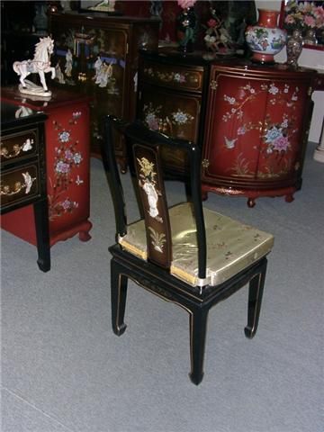 chaise noir doré nacré personnage sur le derriere de la chaise