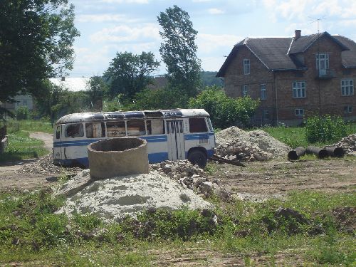 autobus abandoned in countryside / bus abandonné dans un terrain vague 