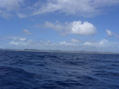 L\'ile vue de loin en arrivant, apres 17 jours de mer