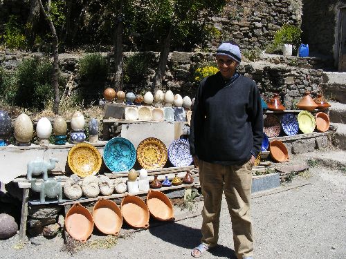 Vendeur de poteries dans le Col (Plats à couscous tagines etc.....)