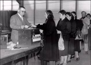 1944, France : droit de vote accordé aux femmes.