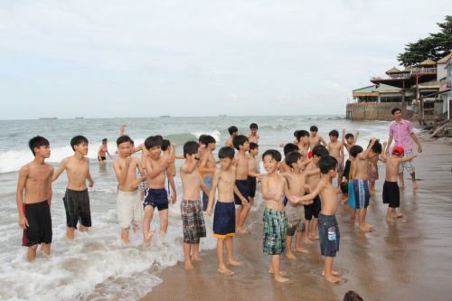 Les jeunes de sonky au bord de la mer