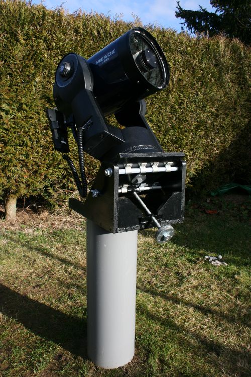 Télescope LX 90 en position équatoriale sur son pied en béton