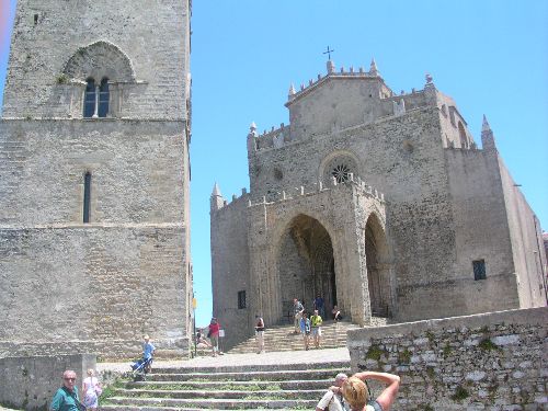 Erice  la cathédrale ( XIVe) et son campanile