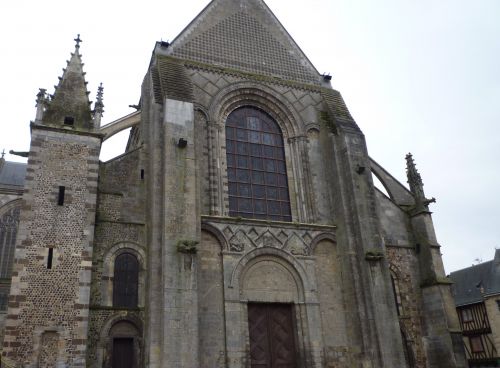 la façade romane de la Cathédrale Saint Julien du Mans.