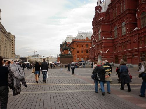 Ballade sur la place Rouge bordée par l'enceinte du Kremlin