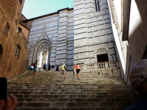 Il faut grimper les marches pour découvrir les merveilles de cette basilique