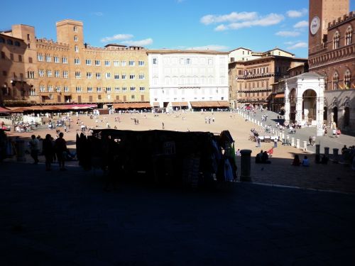 Pour arriver sur la bella piazza del campo avec sa forme en coquillage