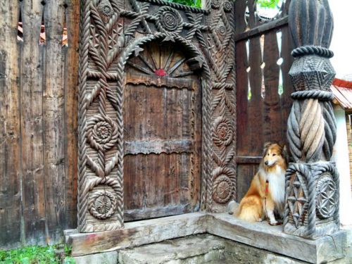 En Roumanie: beau portail, j'aime bien!