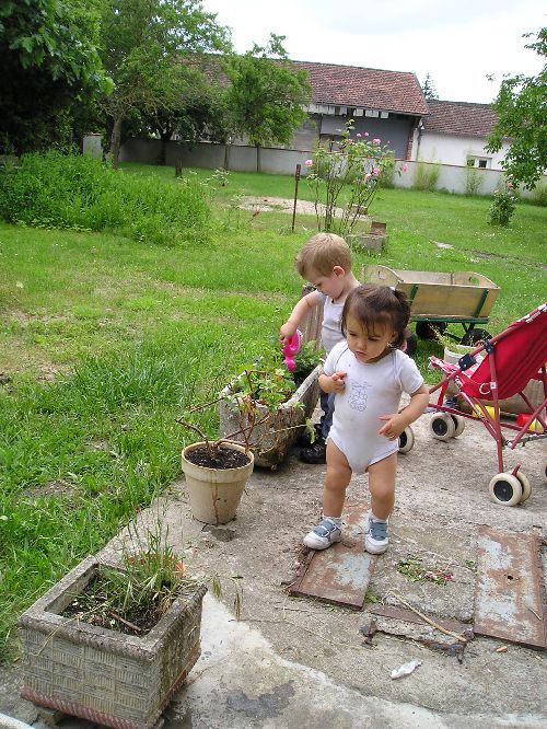 Adam et Anna, parfaits petits jardiniers!