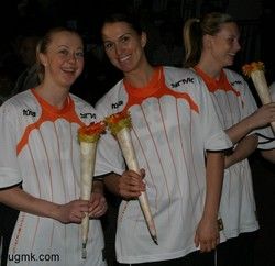 Oxana, Svet et Penny lors de la cérémonie d\'ouverture
