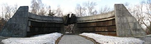 Un monument aux morts à l\'entrée du cimetière Ivanovski