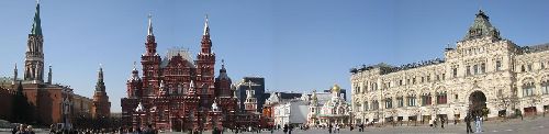La place rouge vue de l\'extrémité Sud. Au centre, le musée d\'histoire Russe qui fut jadis la mairie de Moscou