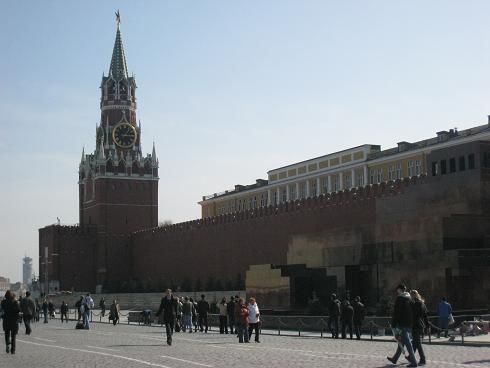 La tour du sauveur dominant la Place Rouge avec le mausolée de Lénine à droite et le Kremlin en arrière plan
