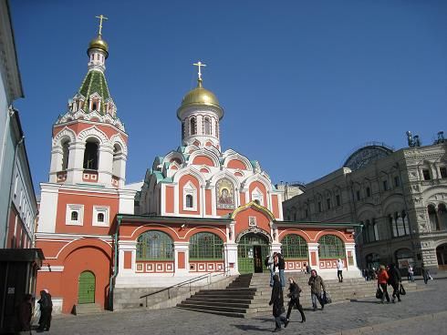 La cathédrale de Kazan fut détruite en 1936 pour son 300è anniversaire puis reconstruite en 1996 