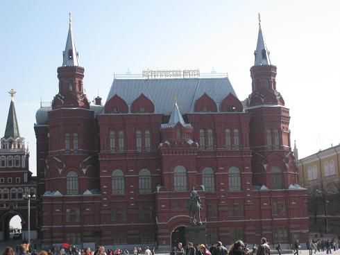 Le musée d\'histoire russe côté place du manège. La statue est celle du maréchal Joukov