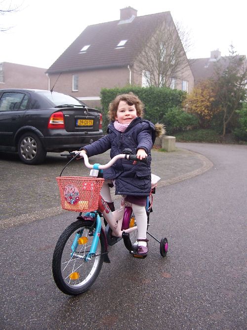 Elyn sur son nouveau vélo (merci Sinterklaas)