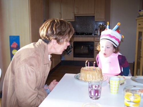 22 avril : mamie et Clara doivent partager leur gâteau d'anniversaire
