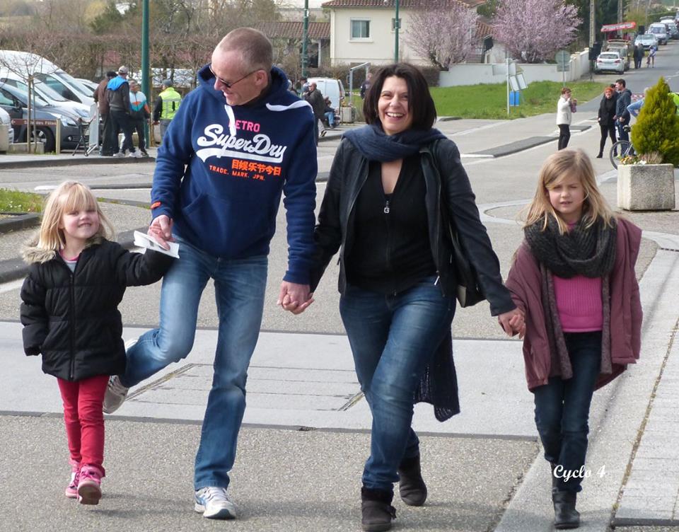Fabrice et Sara et ses petites filles.jpg