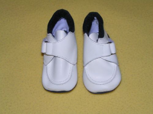 Chaussons  / chaussures idéal pour baptême 6 mois : 3 €