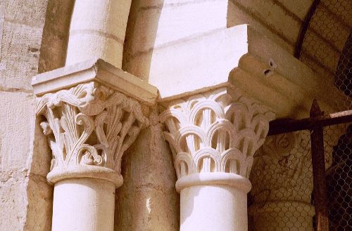 chapiteaux sculptés au Prieuré de Catus (Lot)