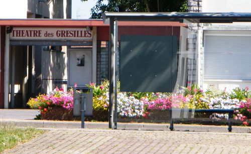 Dijon / Théâtre des Grésilles et arrêt de bus
