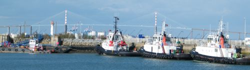 Port de Saint-Nazaire sur fond de pont à haubans