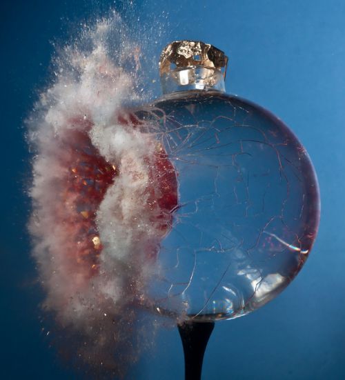 Photo explosive d'une boule de cristal