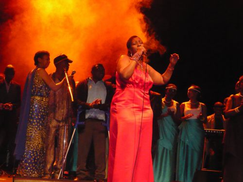 Cecile Kayirebwa entouré des autres artistes rwandais