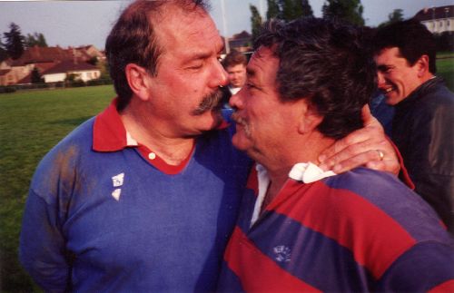 Jean Loup Henaul embrassant Dédé Caillot, un des fondateurs du club...Merci Dédé!!!